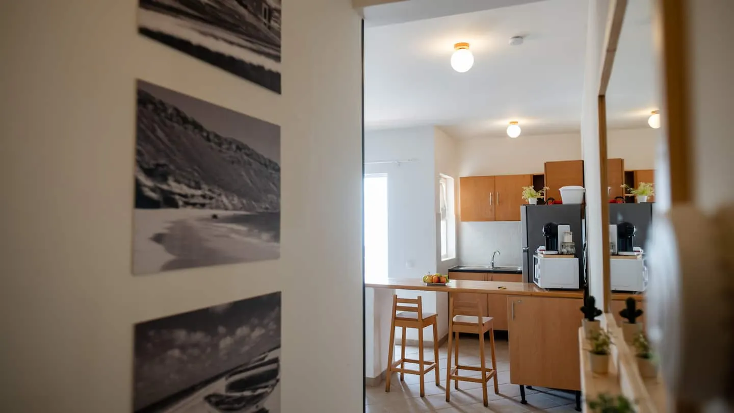 Coconut Houses- 3min beach- AC-SmartTV- Wash Machi — Living room