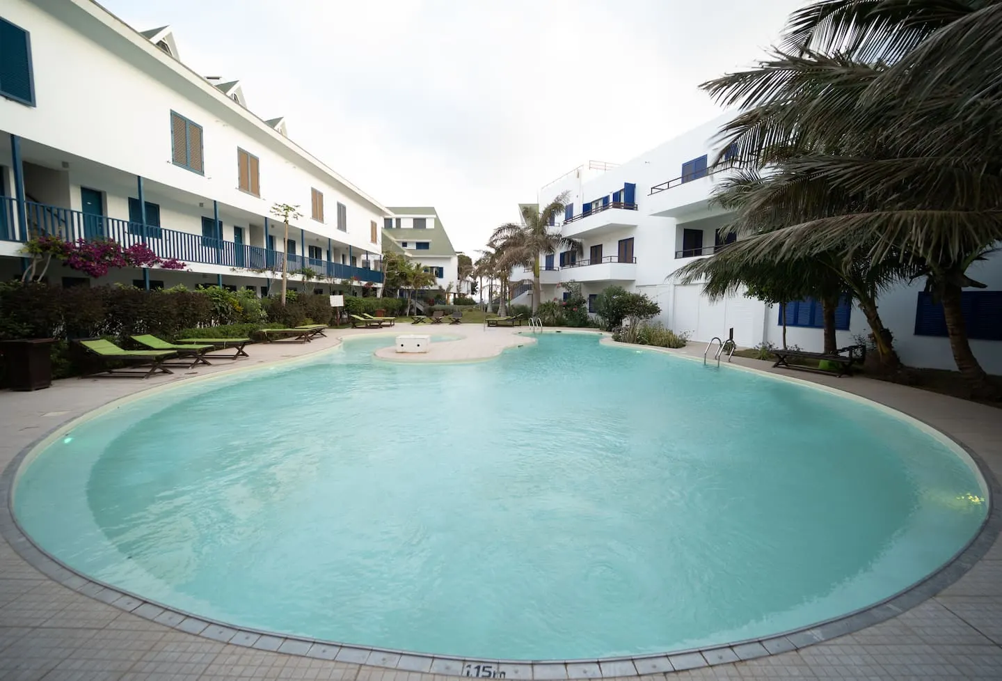 Great Seaview Apartment, Balcony, Pool, Wifi — Back garden