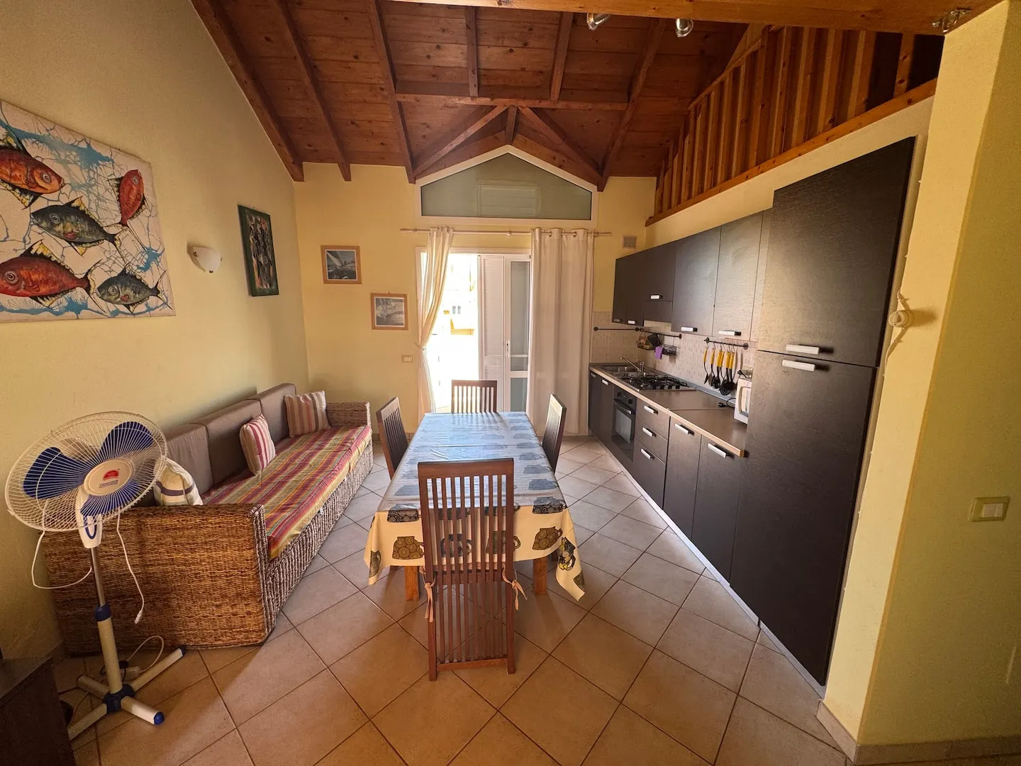Holiday Properties Prestige Penthouse (Wi-Fi) — Living room