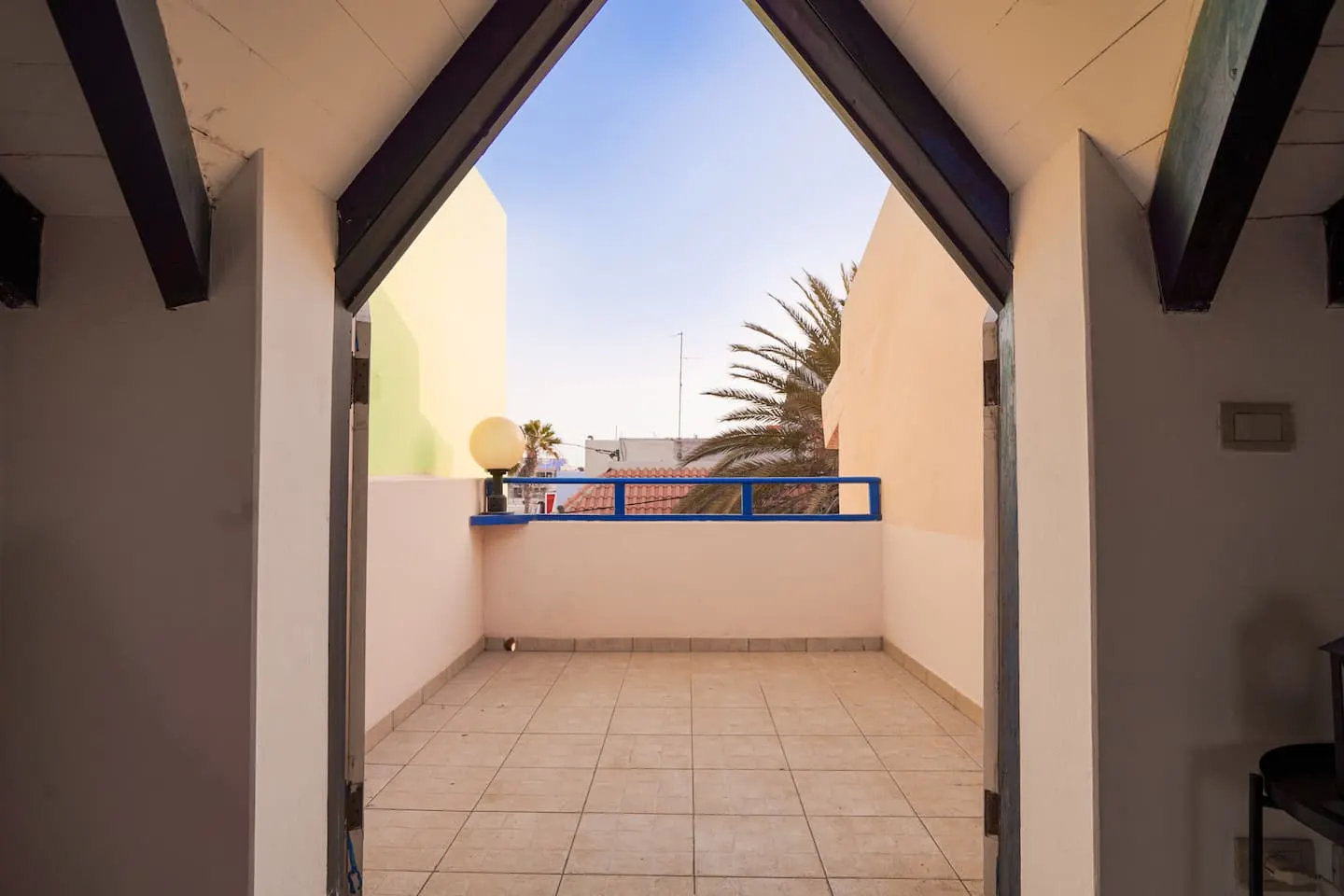 Central Penthouse, 3 Min to Beach & Wi-Fi — photo 4