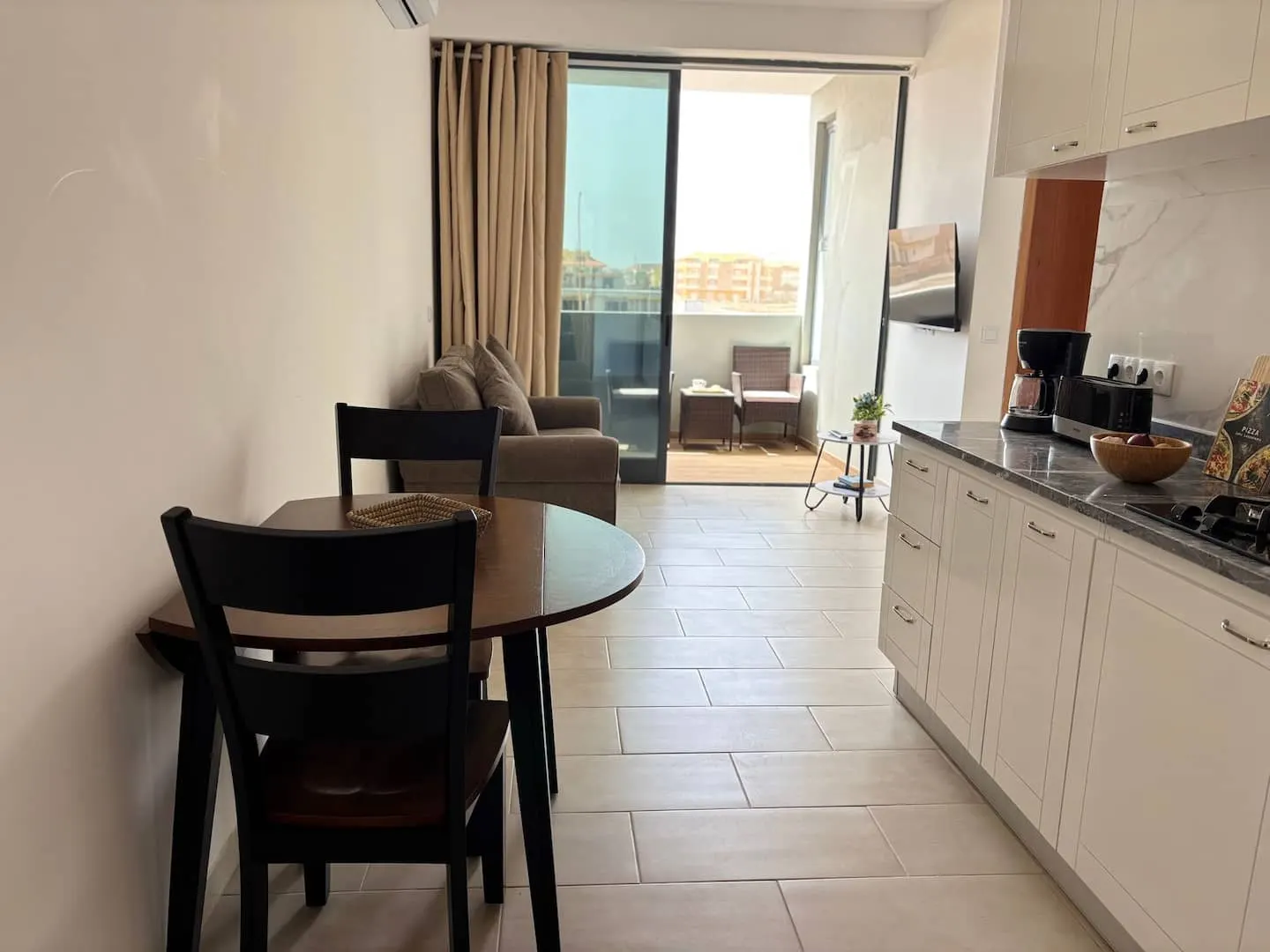 JoLi Beach House - Charming Third Floor T1 Center — photo 6