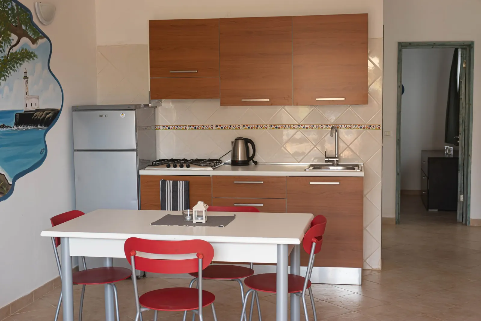 Santiago — fully equipped kitchen & dining table