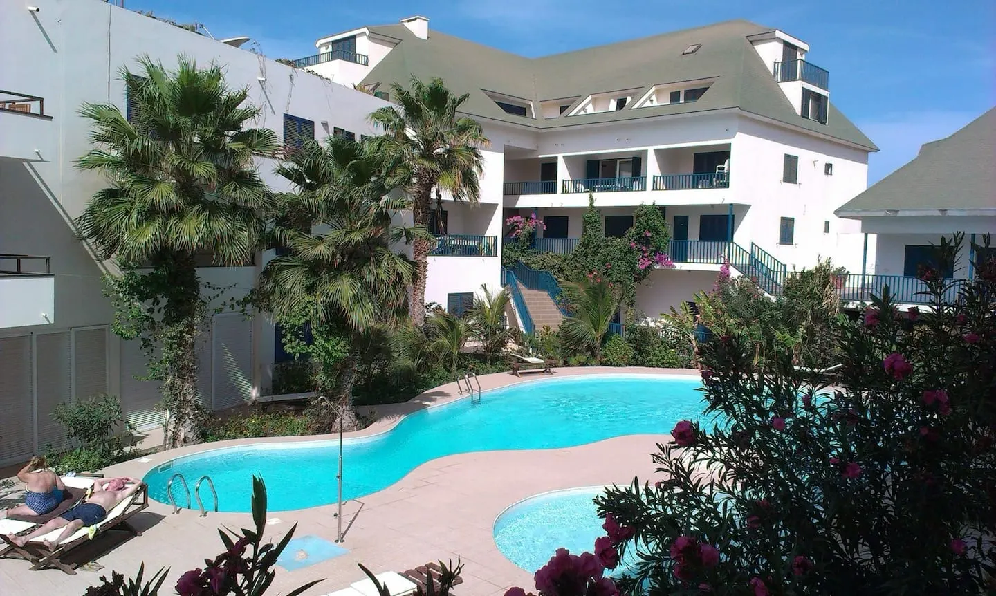 Great Seaview Apartment, Balcony, Pool, Wifi — Back garden