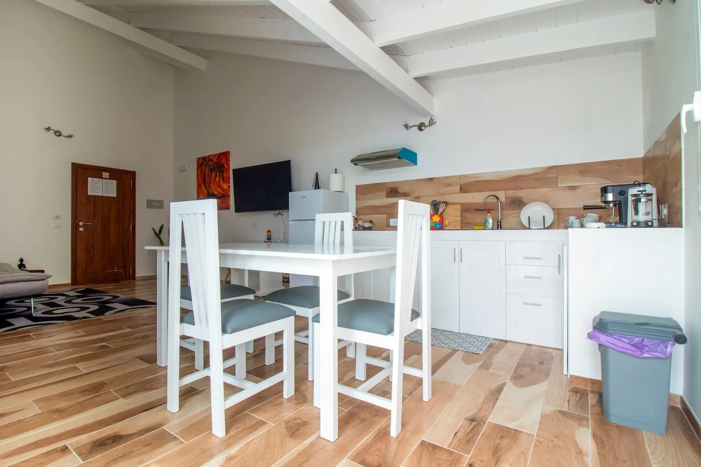 Oceanfront in Centre — Full kitchen