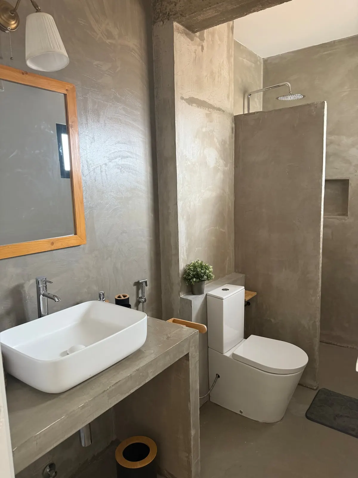 Modern Apartment with Terrace, fast wifi &elevator — Full bathroom