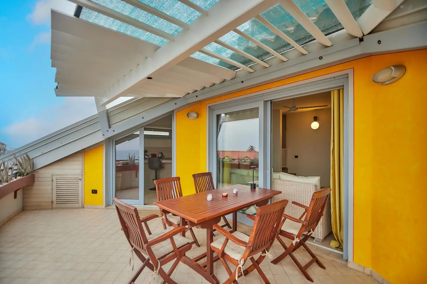 Breathtaking ocean view in city center — Exterior