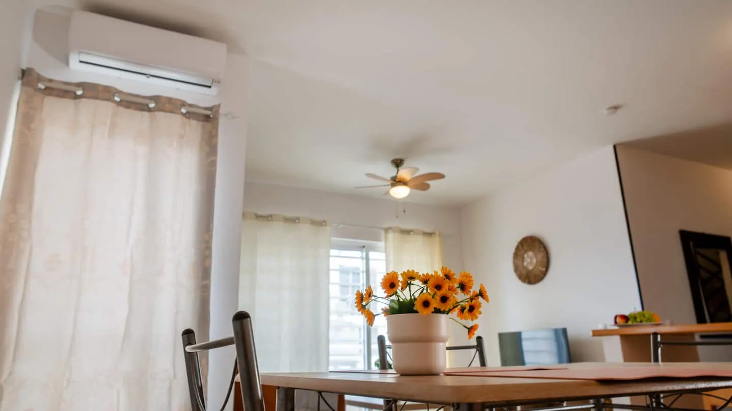 Coconut Houses Big 2 Room- 3min beach- AC- SmartTV — Dining area