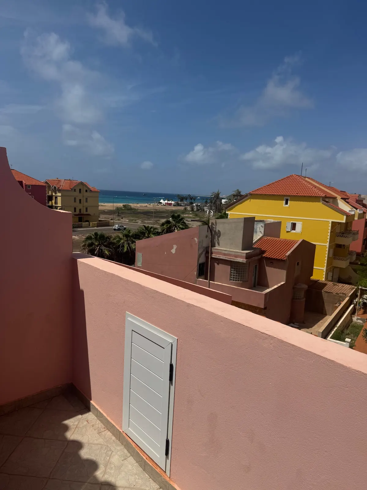 Holiday Properties Prestige Penthouse (Wi-Fi) — Balcony