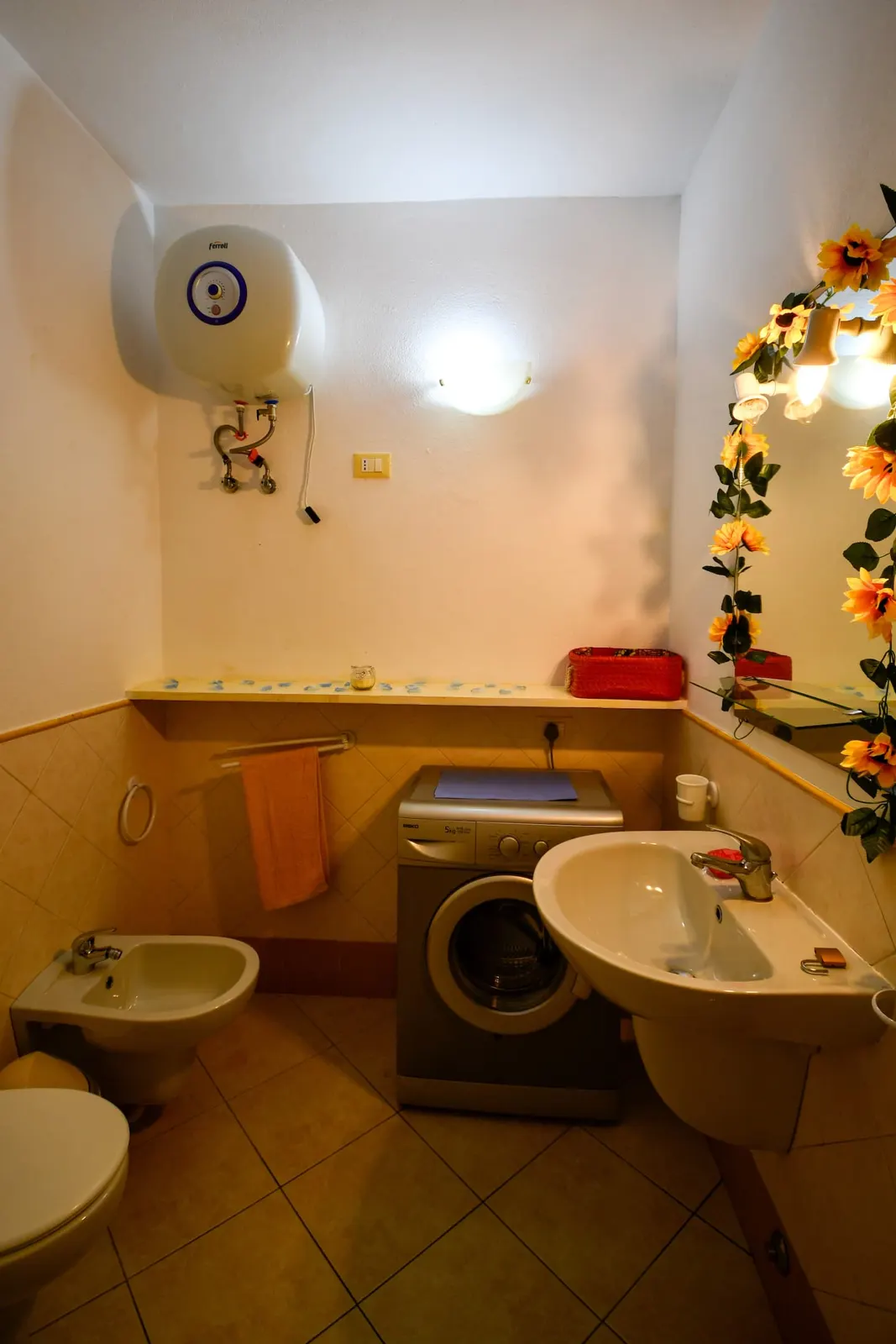 Bright and sunny central city apartment — Full bathroom