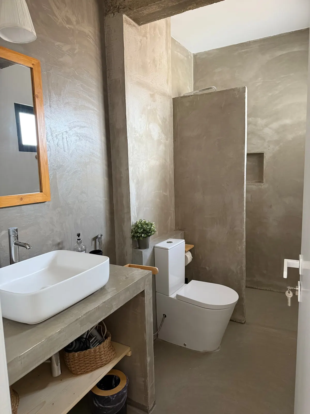 Modern Apartment with Terrace, fast wifi &elevator — Full bathroom