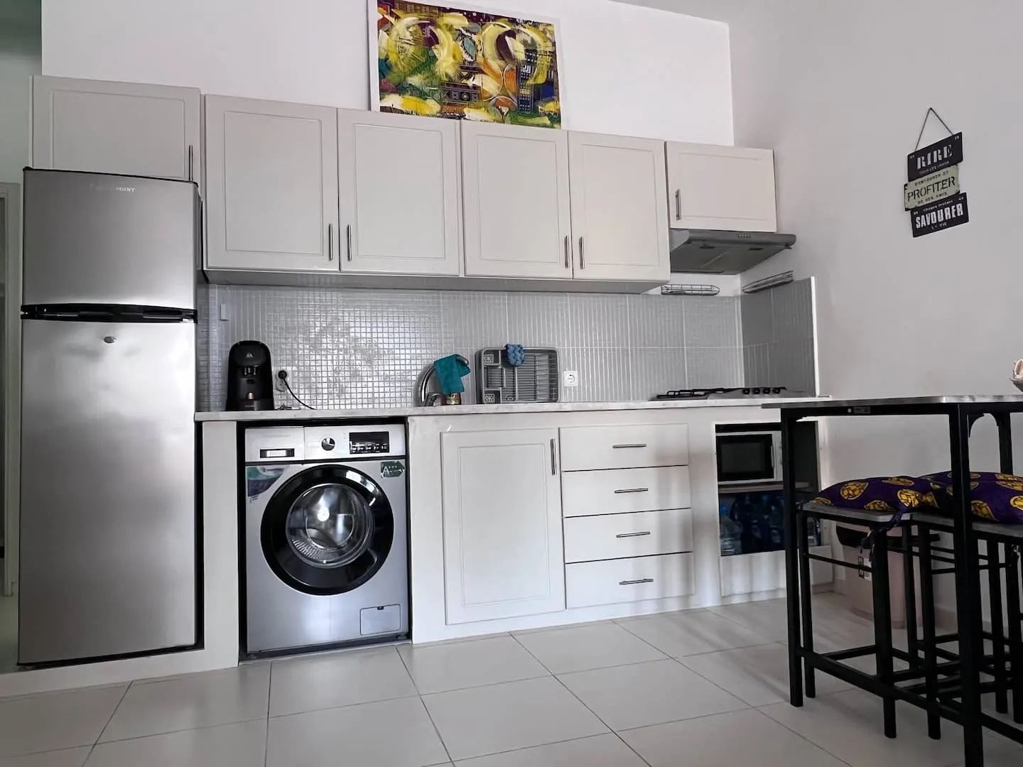 Modern + Wi-Fi | Beach 5 min away — Full kitchen