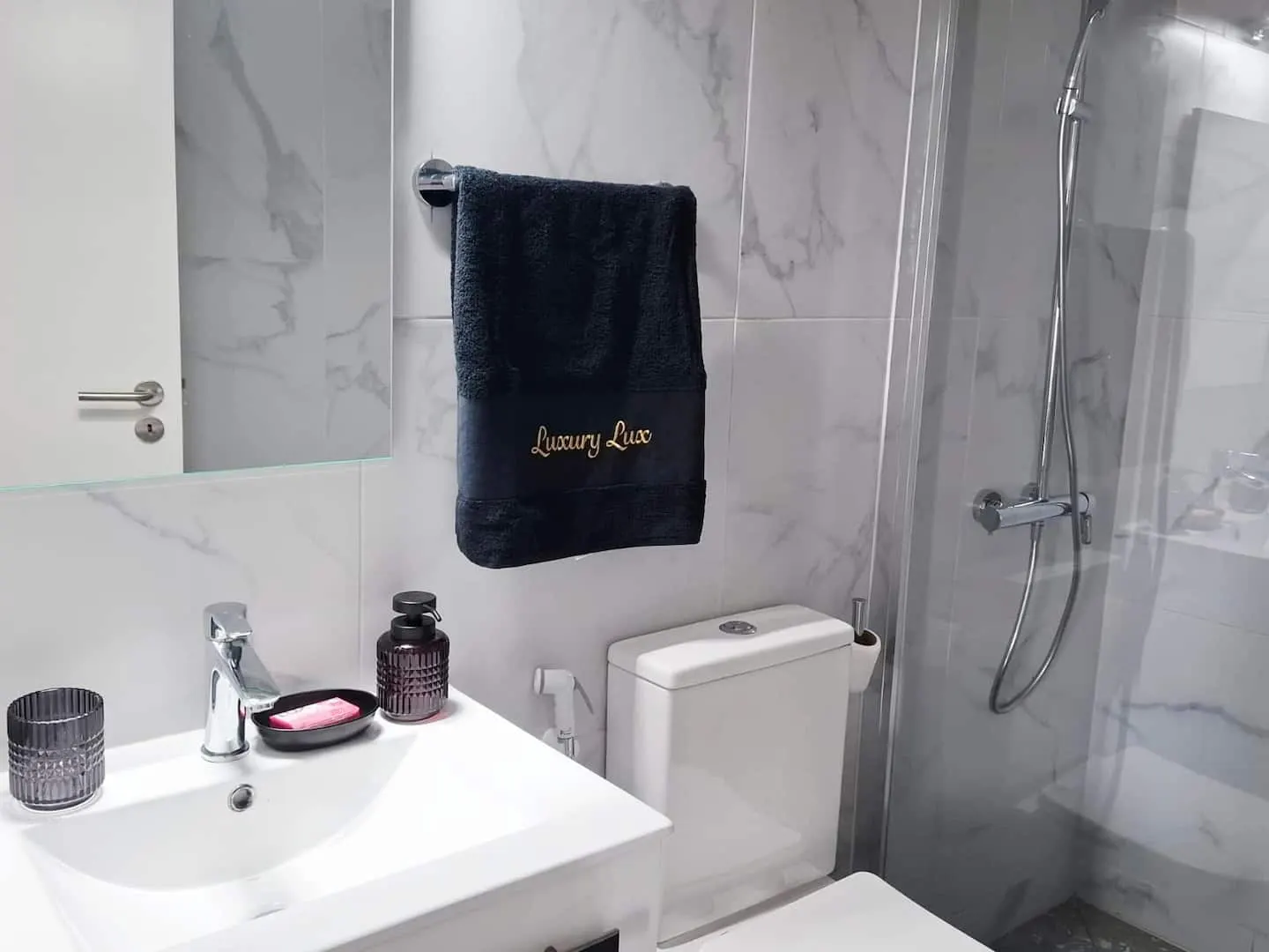 Luxury Lux • Rooftop pool • 15 meters from beach — Full bathroom
