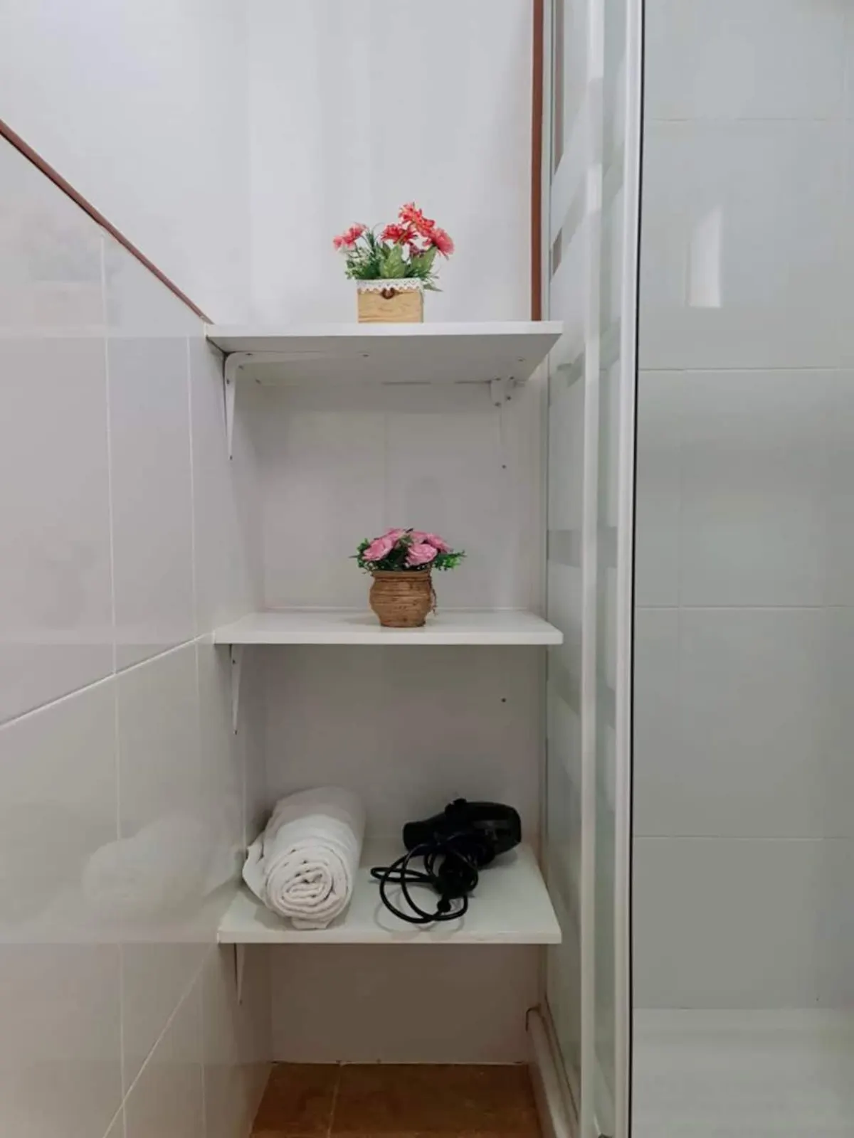 Franmay 9: One-bedroom Penthouse with terrace — Full bathroom