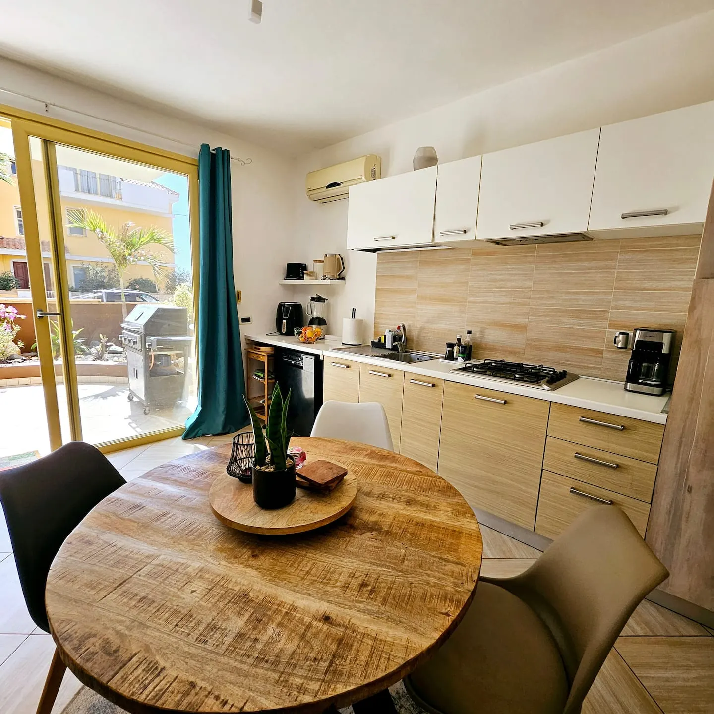 Magnolia — Dining area