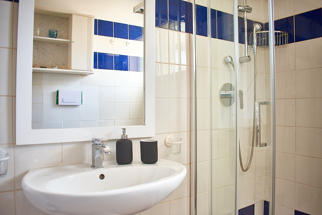 São Nicolau — bathroom with walk-in shower