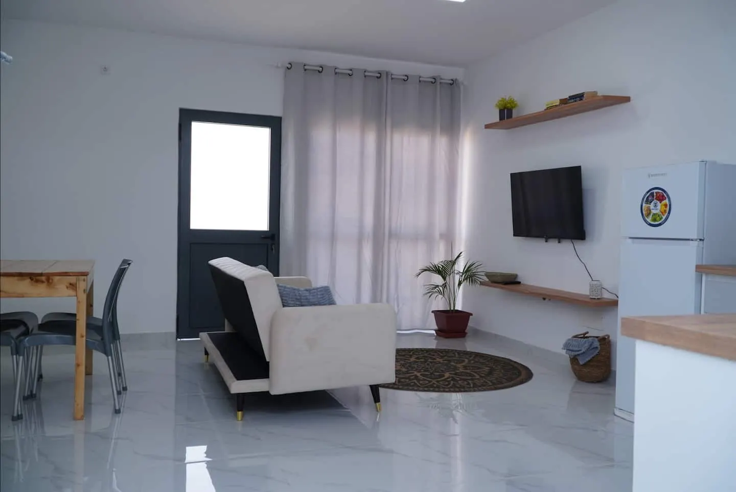 Comfortable T1 400m from the beach | Fast Wi-Fi — Living room