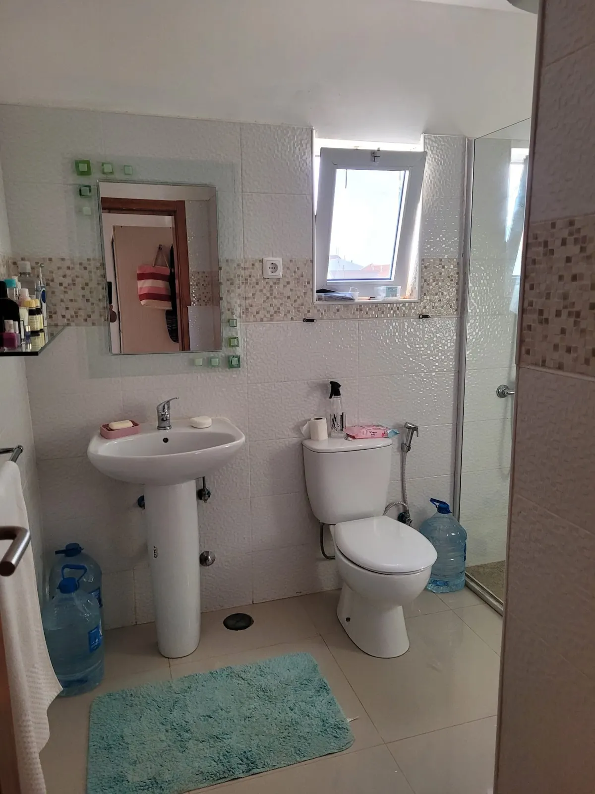 Casavista — Shared full bathroom