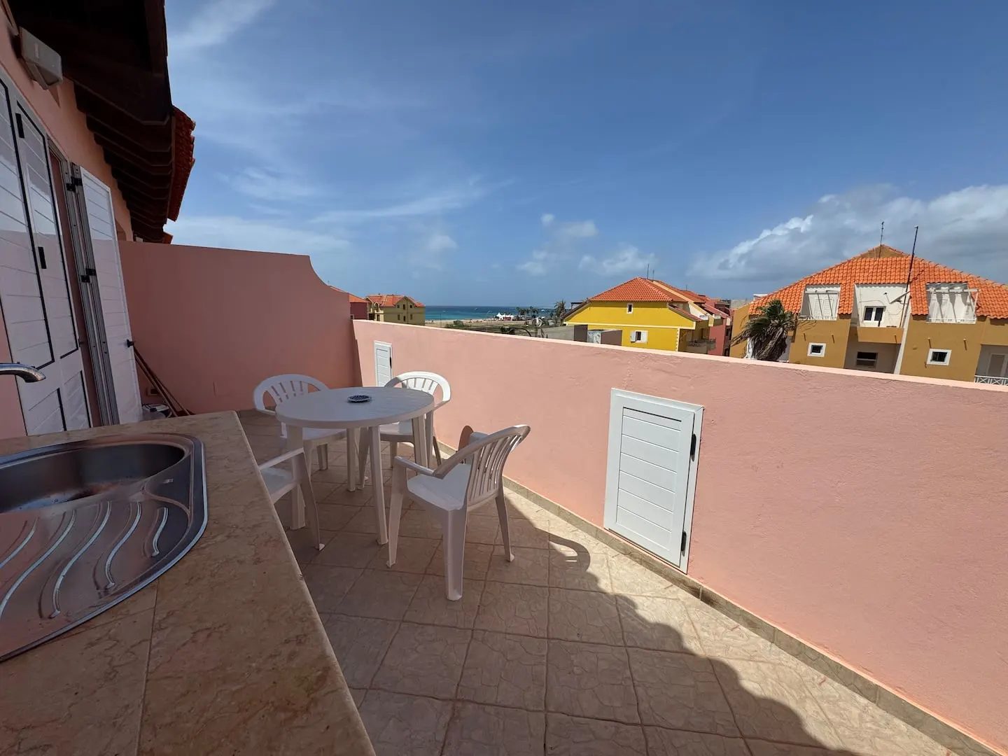 Holiday Properties Prestige Penthouse (Wi-Fi) — Balcony