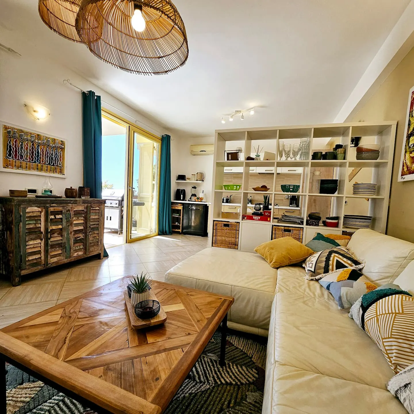 Magnolia — Living room
