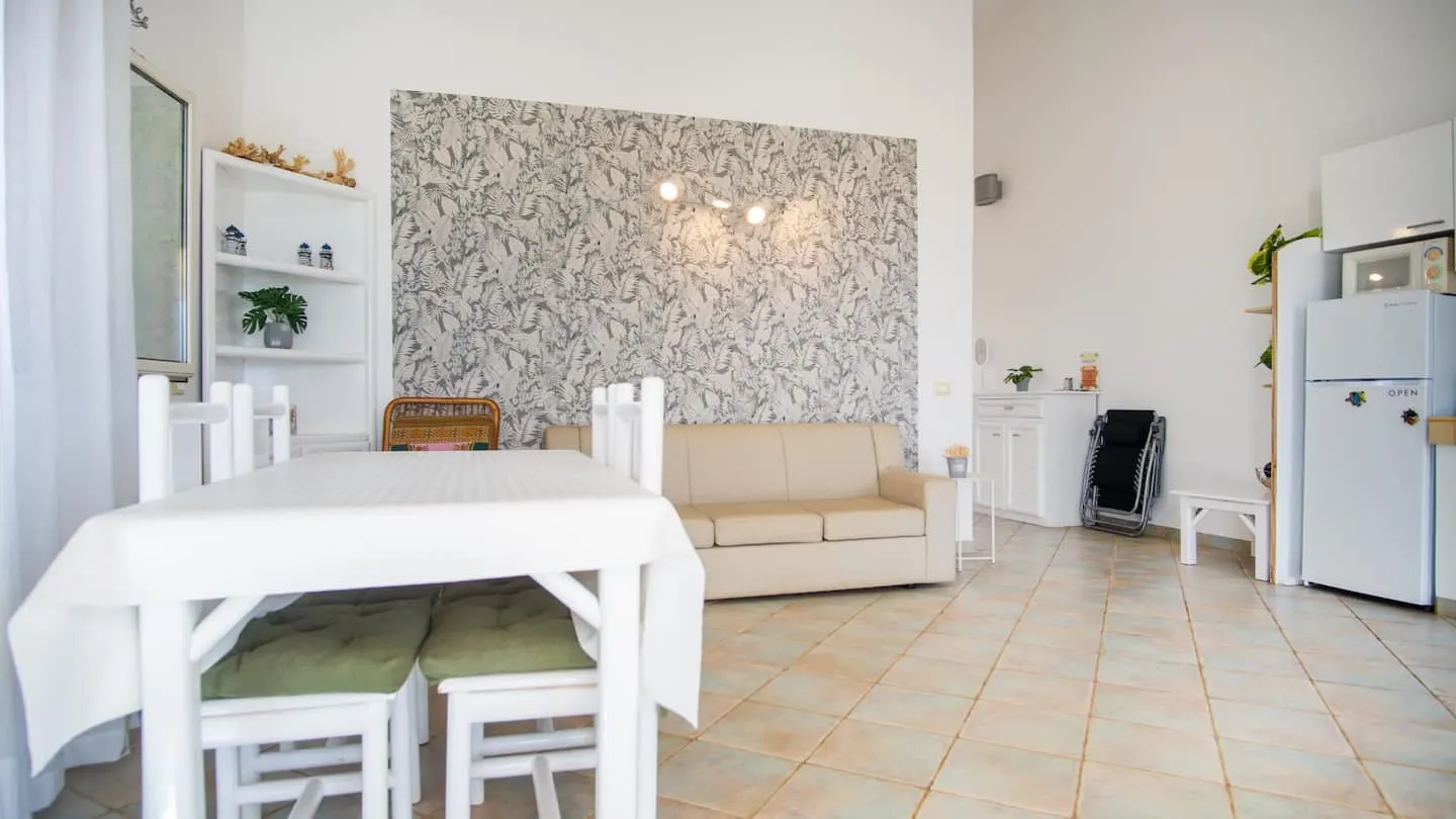 Enchanting sea front — Dining area