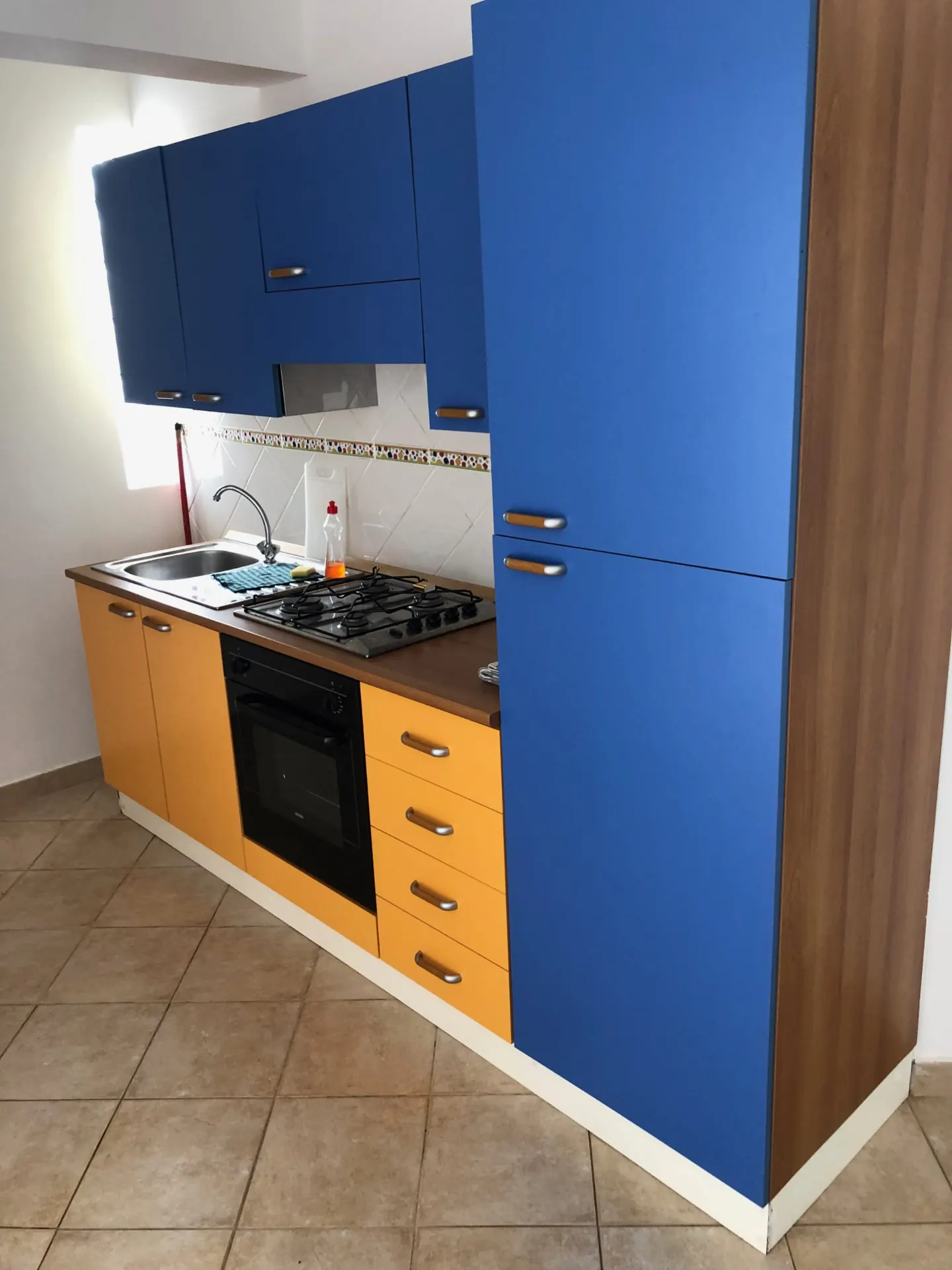 São Vicente — colourful fully equipped kitchen