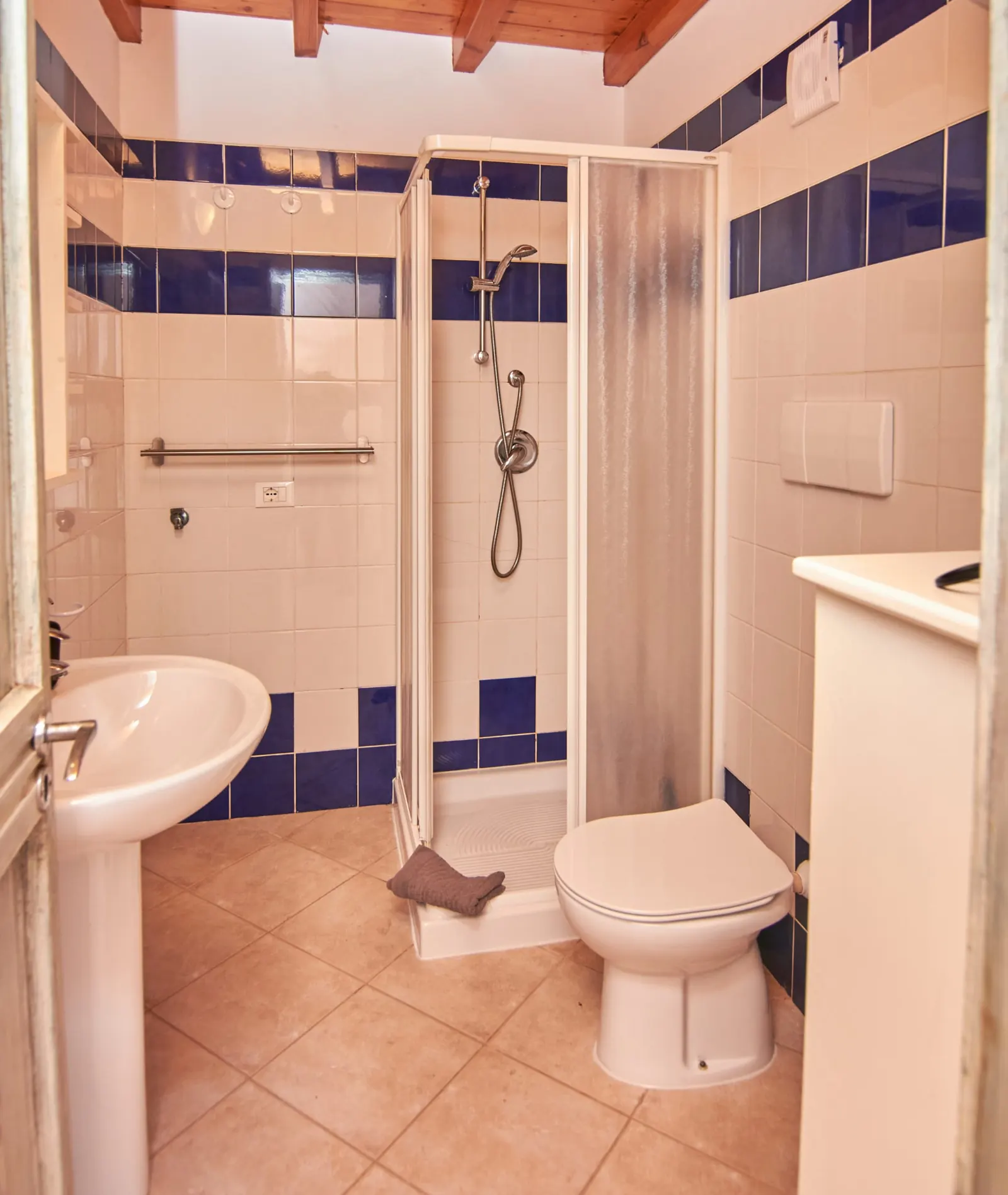 Fogo — bathroom with shower