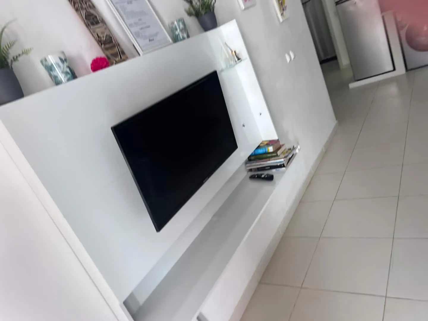 Modern + Wi-Fi | Beach 5 min away — Living room