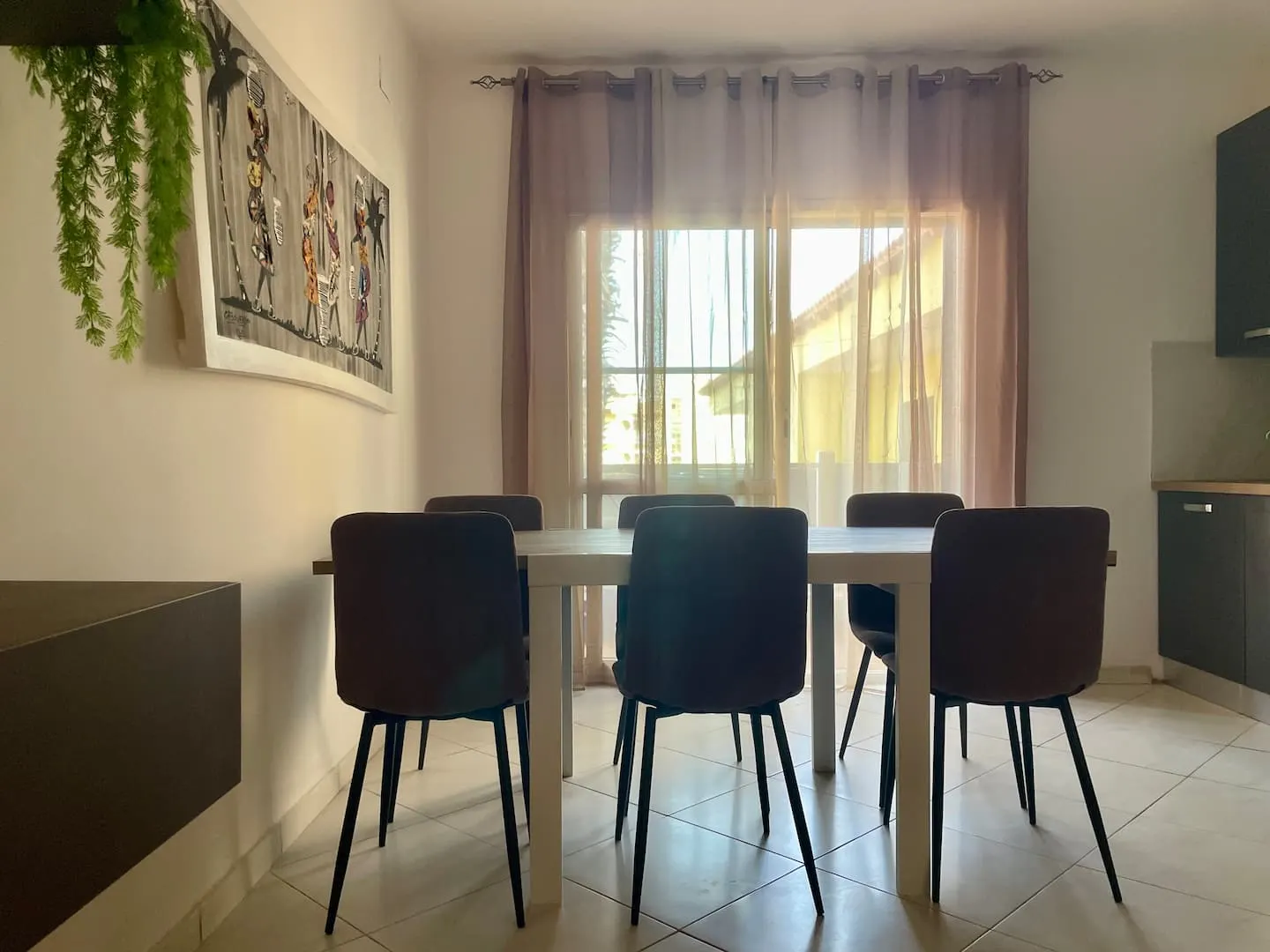 IVORY MOON | New Central 2BR 2Bath with A/C — Dining area