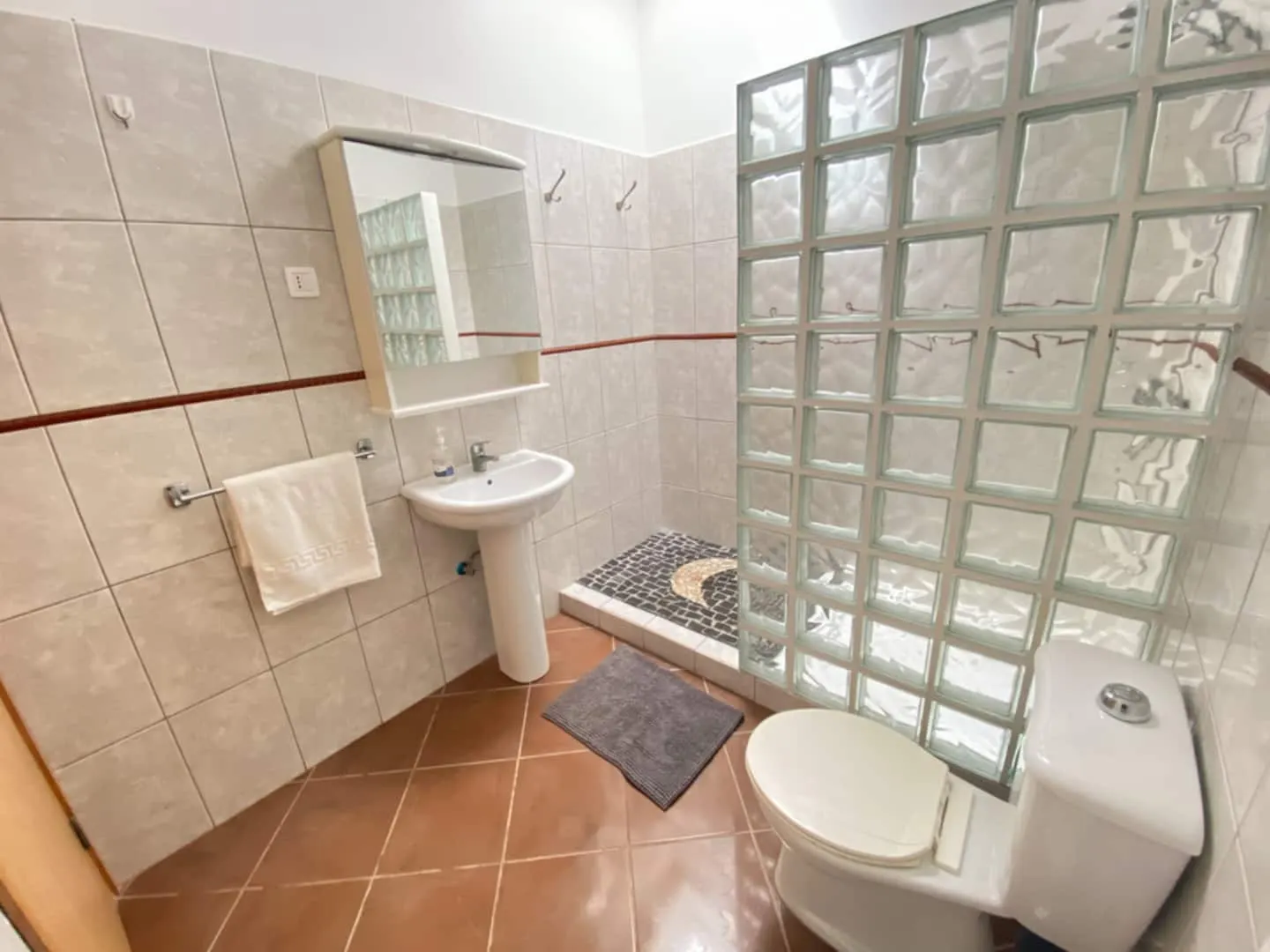 *Sal Cozy House* Penthouse | Wifi | Great location — Full bathroom