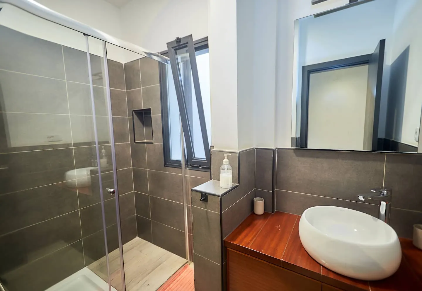 Modern escape near main street — Full bathroom