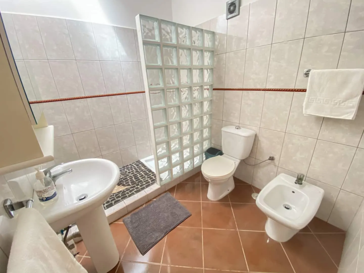*Sal Cozy House* Penthouse | Wifi | Great location — Full bathroom