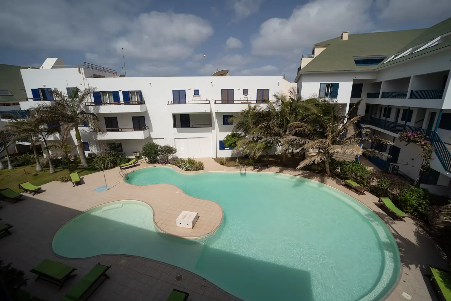 Great Seaview Apartment, Balcony, Pool, Wifi — Back garden