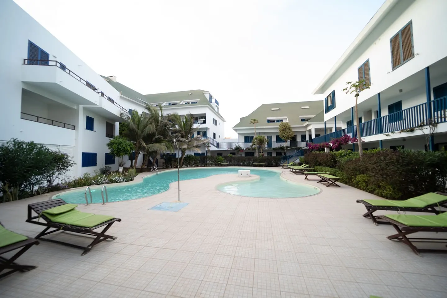 Great Seaview Apartment, Balcony, Pool, Wifi — Back garden
