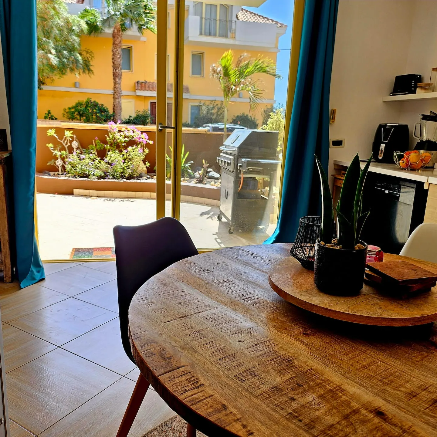 Magnolia — Dining area