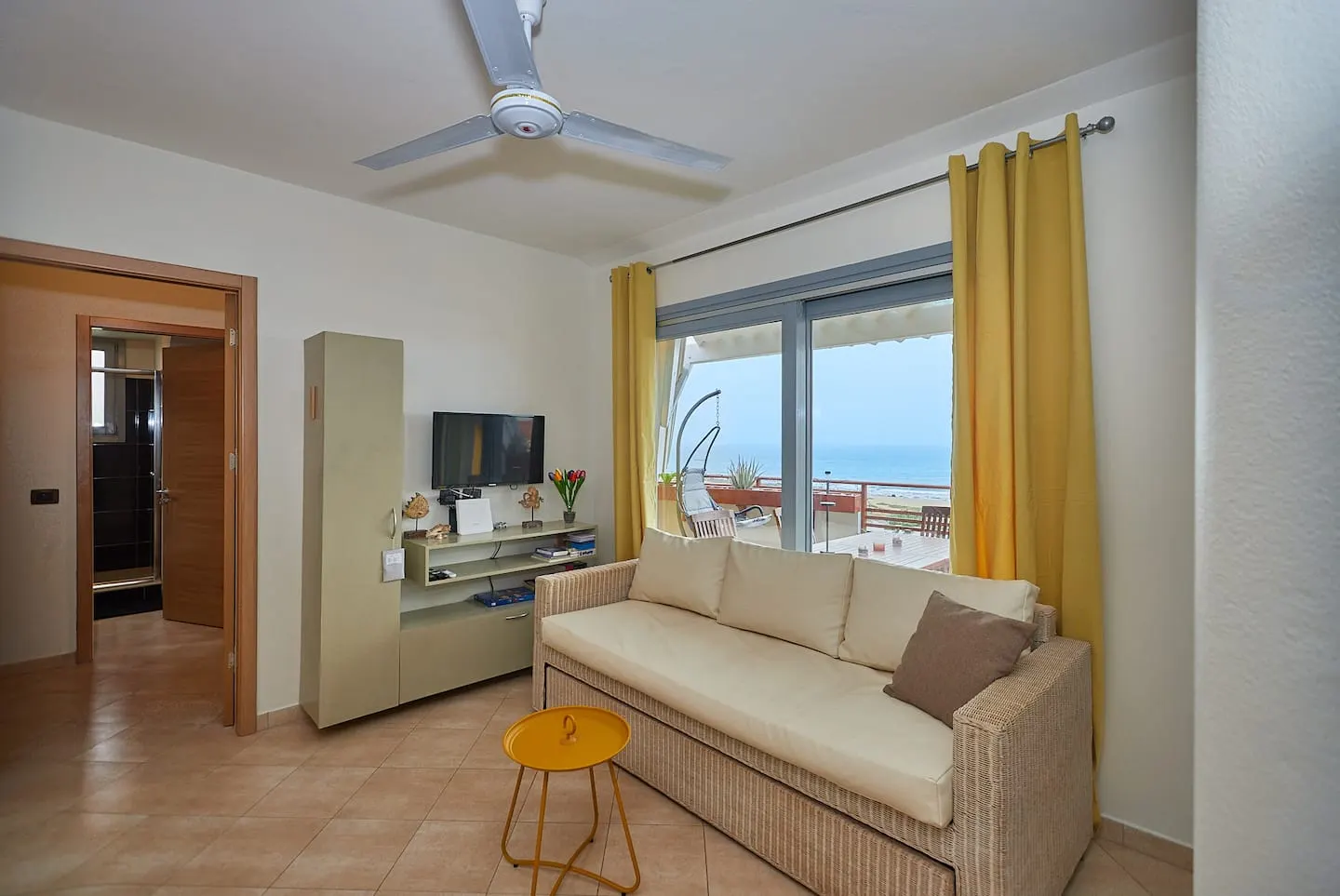 Breathtaking ocean view in city center — Living room