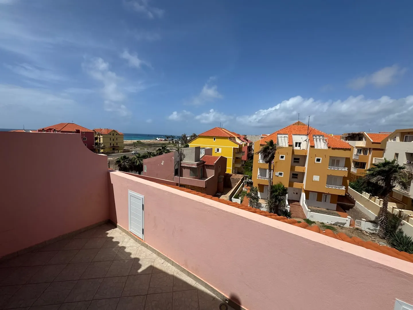 Holiday Properties Prestige Penthouse (Wi-Fi) — Balcony