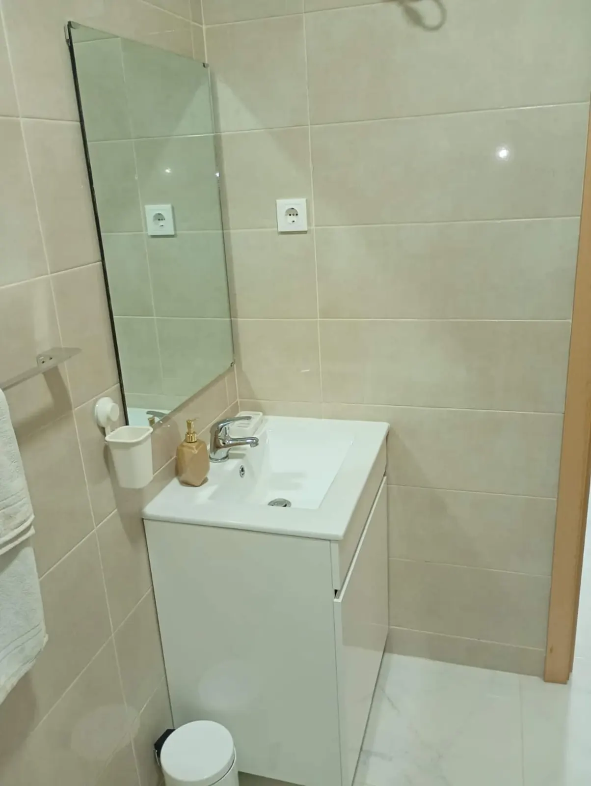 Casa Brothers no. 1 — Full bathroom