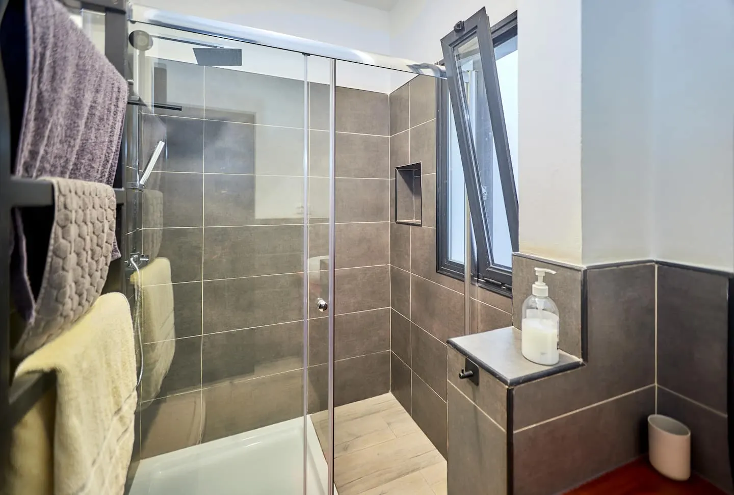 Modern escape near main street — Full bathroom