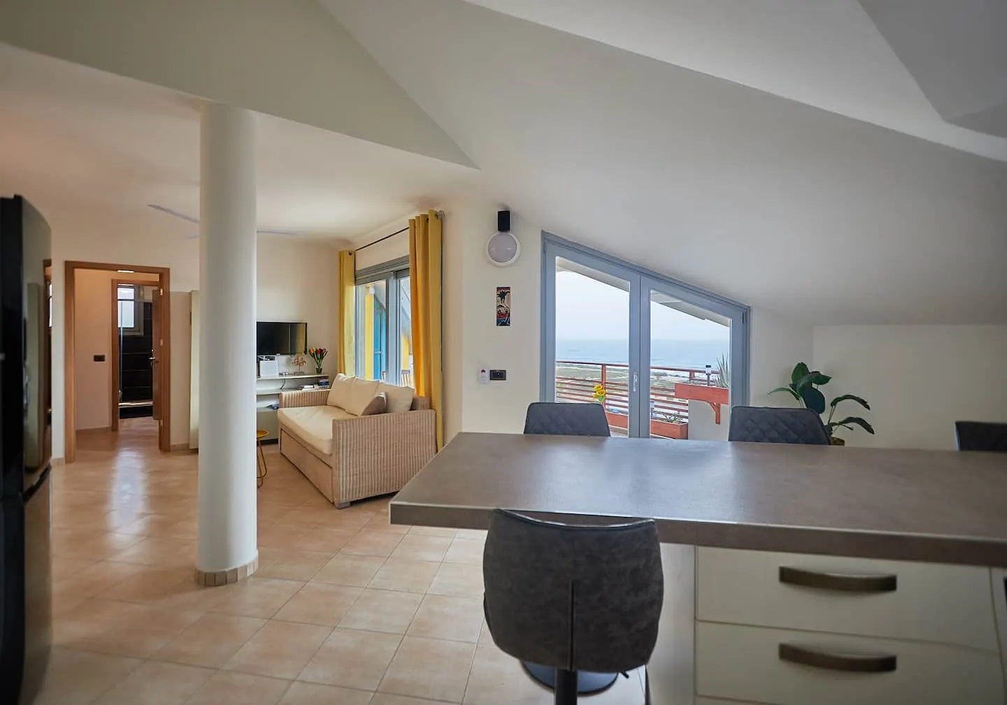 Breathtaking ocean view in city center — Dining area