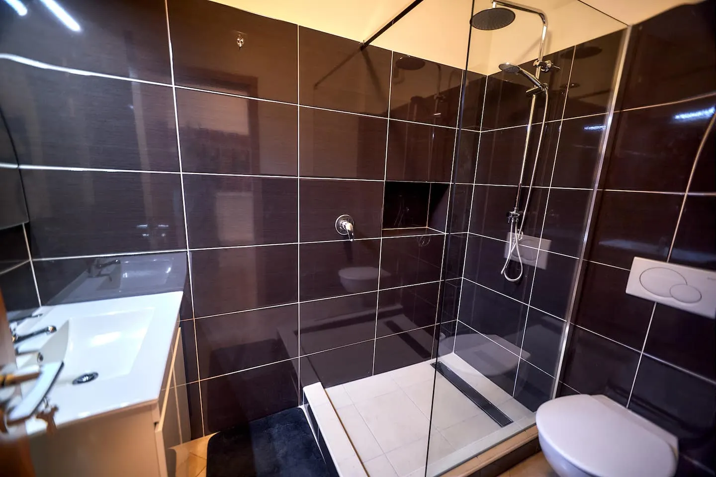 Breathtaking ocean view in city center — Full bathroom 2