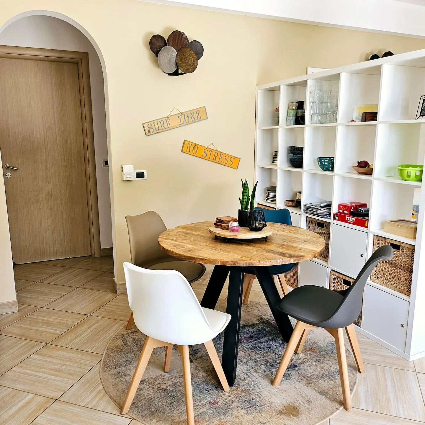 Magnolia — Dining area