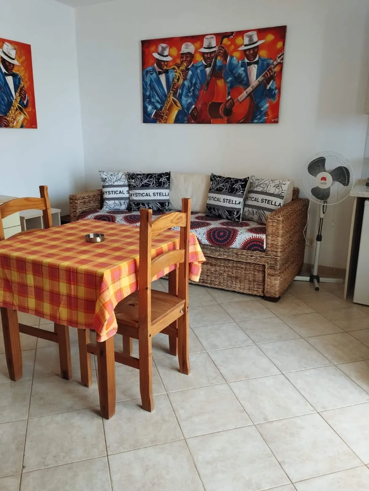 Holiday Properties Sea View Apartment — Dining area