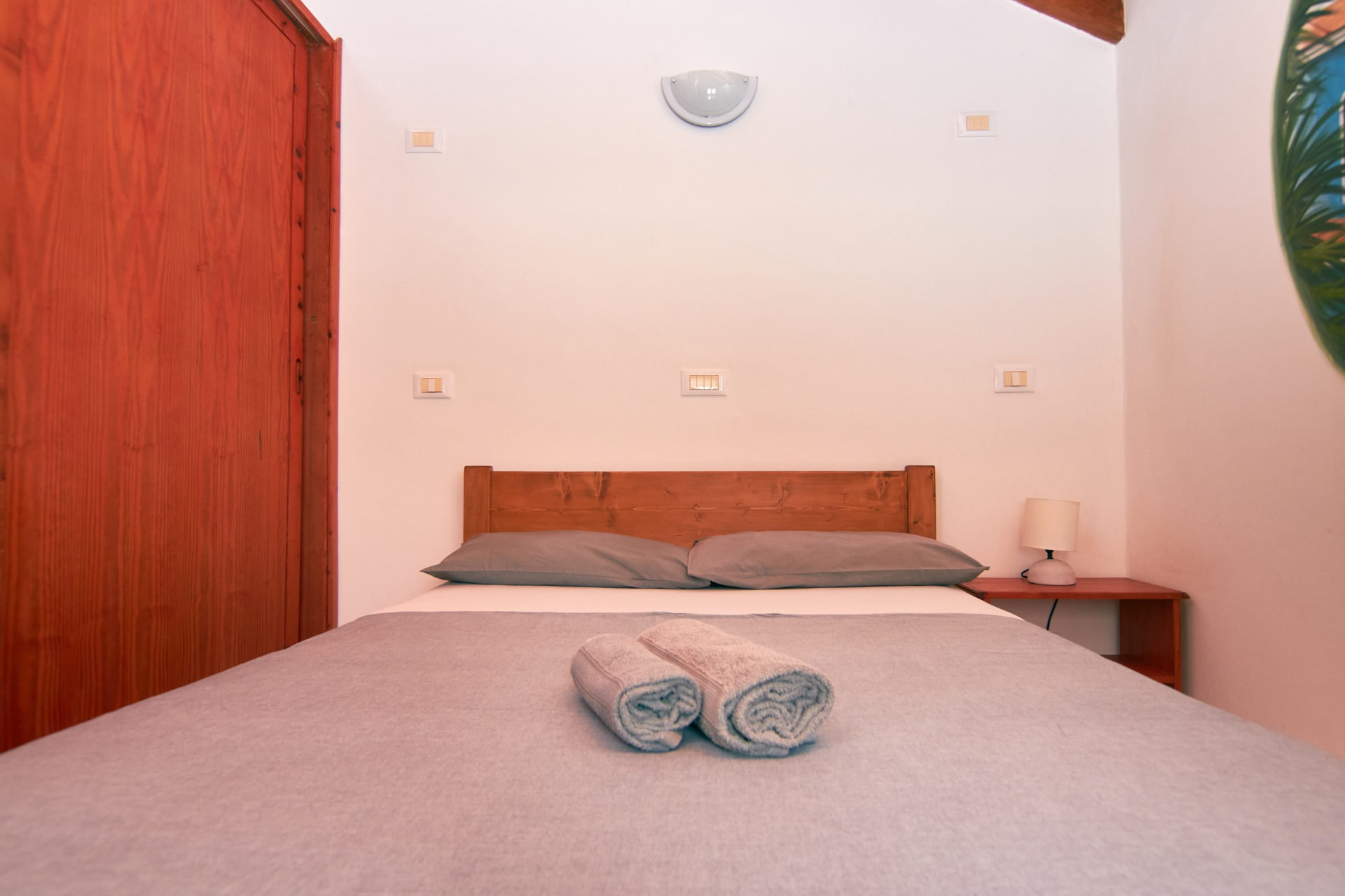 Fogo — double bed with fresh linen & towels