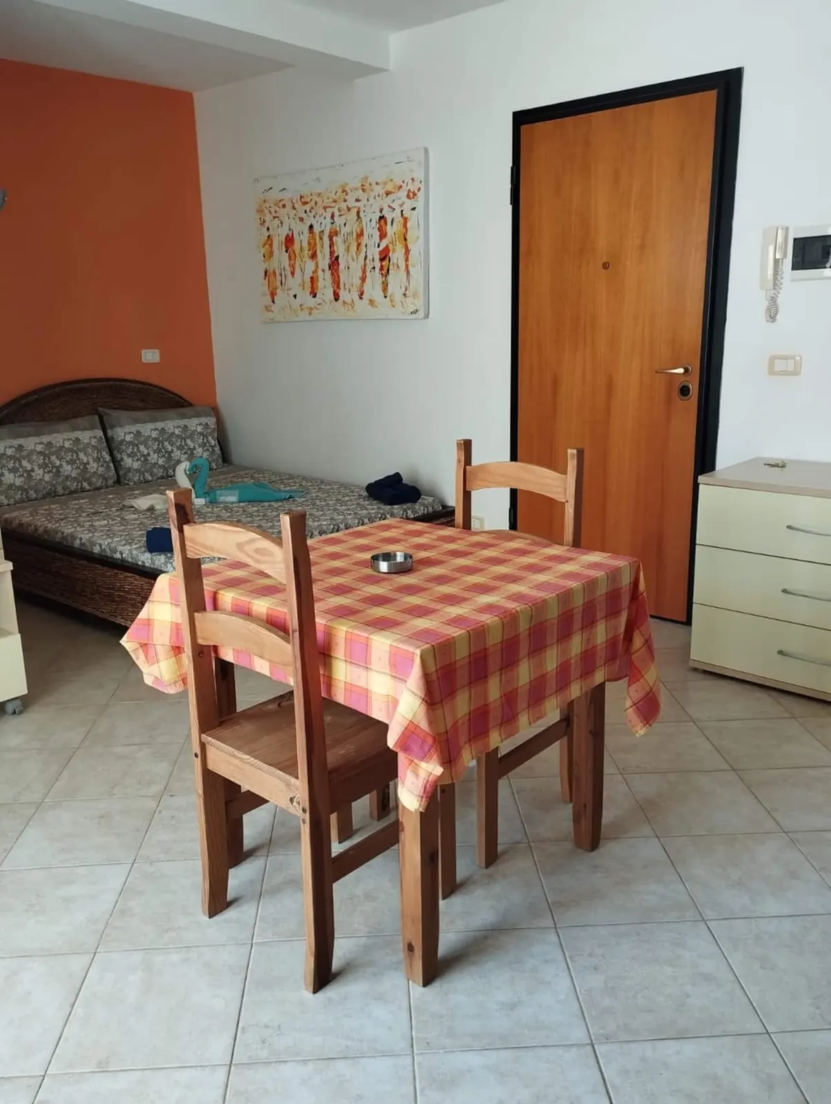Holiday Properties Sea View Apartment — Dining area