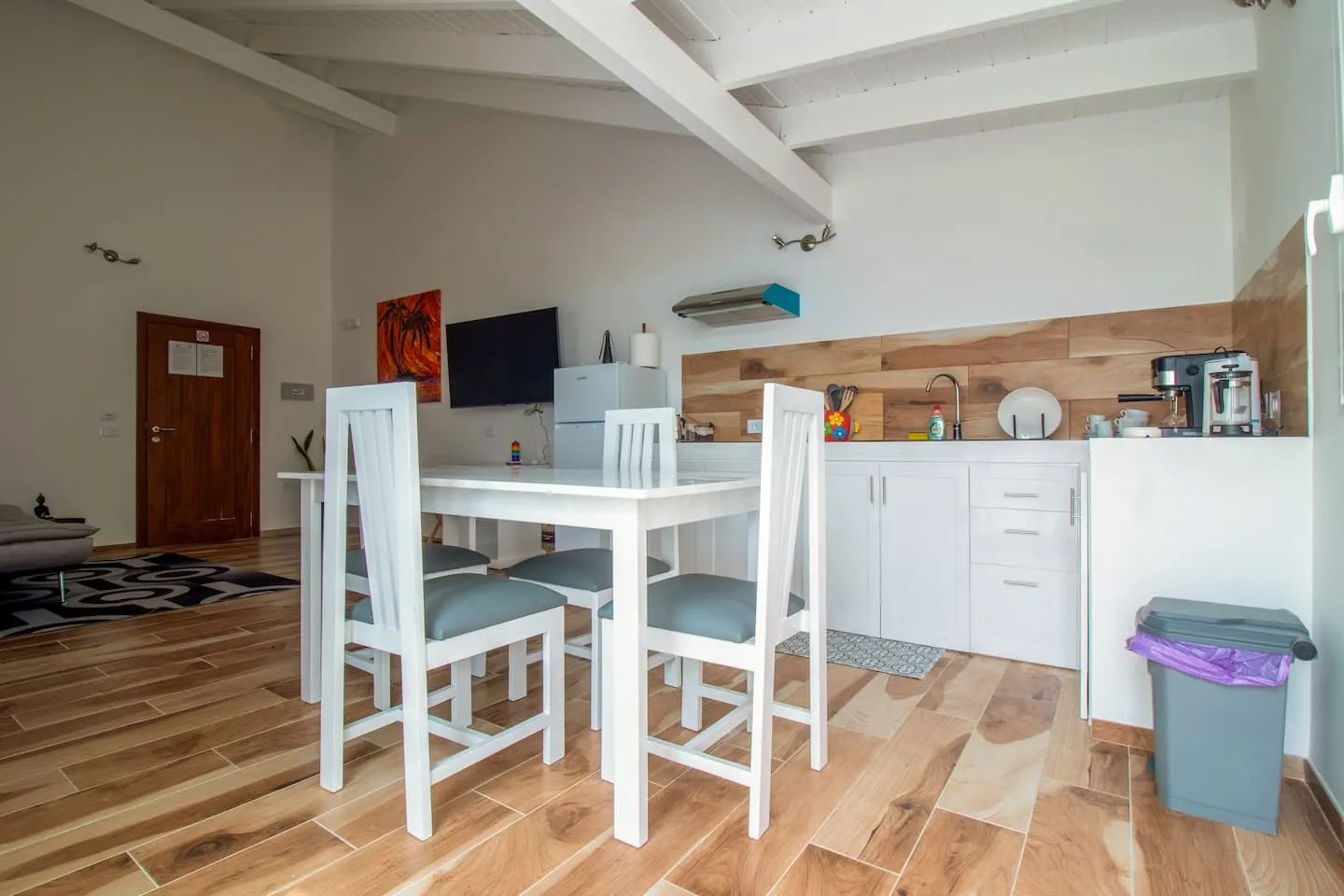 Oceanfront in Centre — Full kitchen