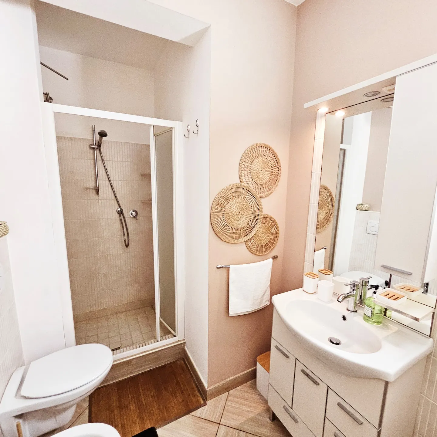 Magnolia — Full bathroom