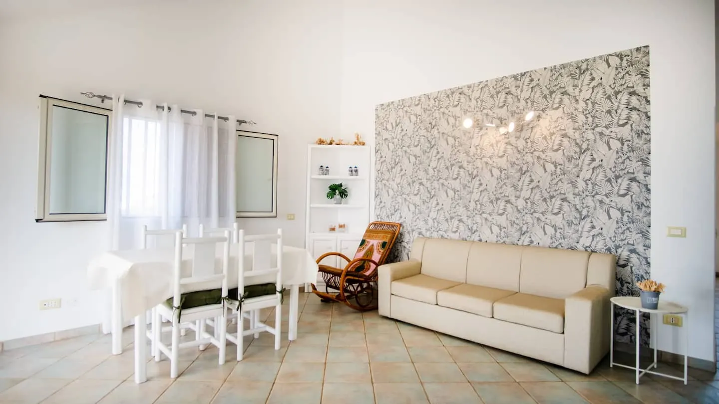 Enchanting sea front — Dining area