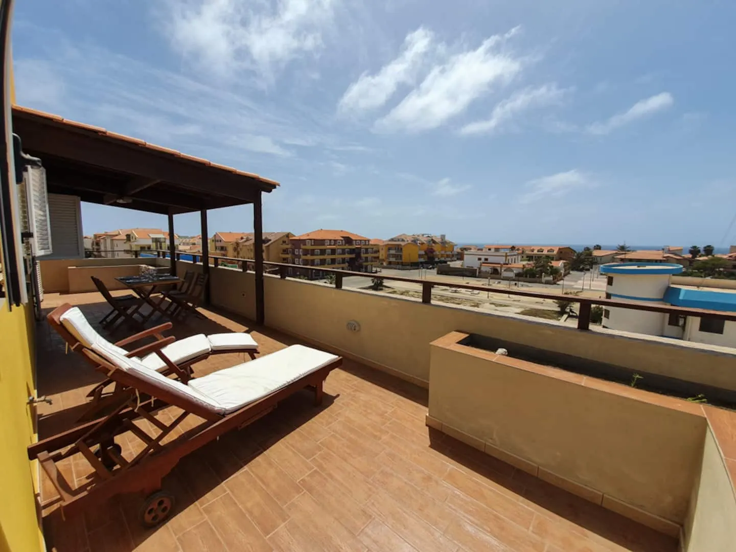 *Sal Cozy House* Penthouse | Wifi | Great location — Rooftop