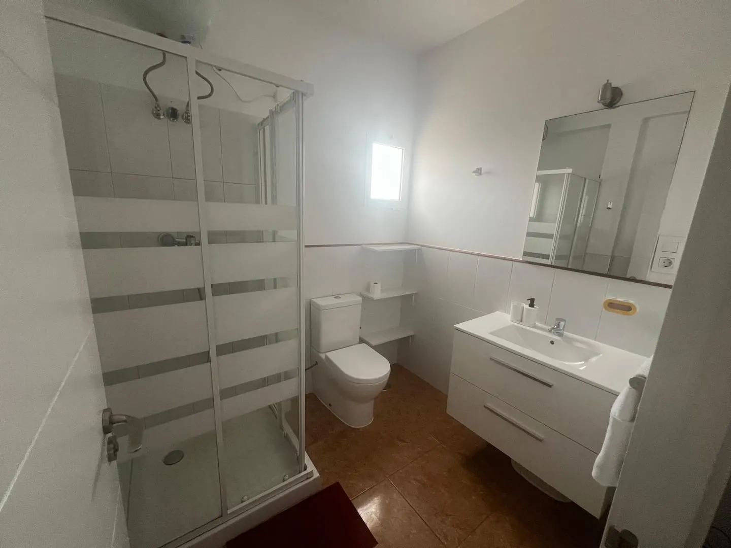 Franmay 8: One-bedroom Penthouse with terrace — Full bathroom