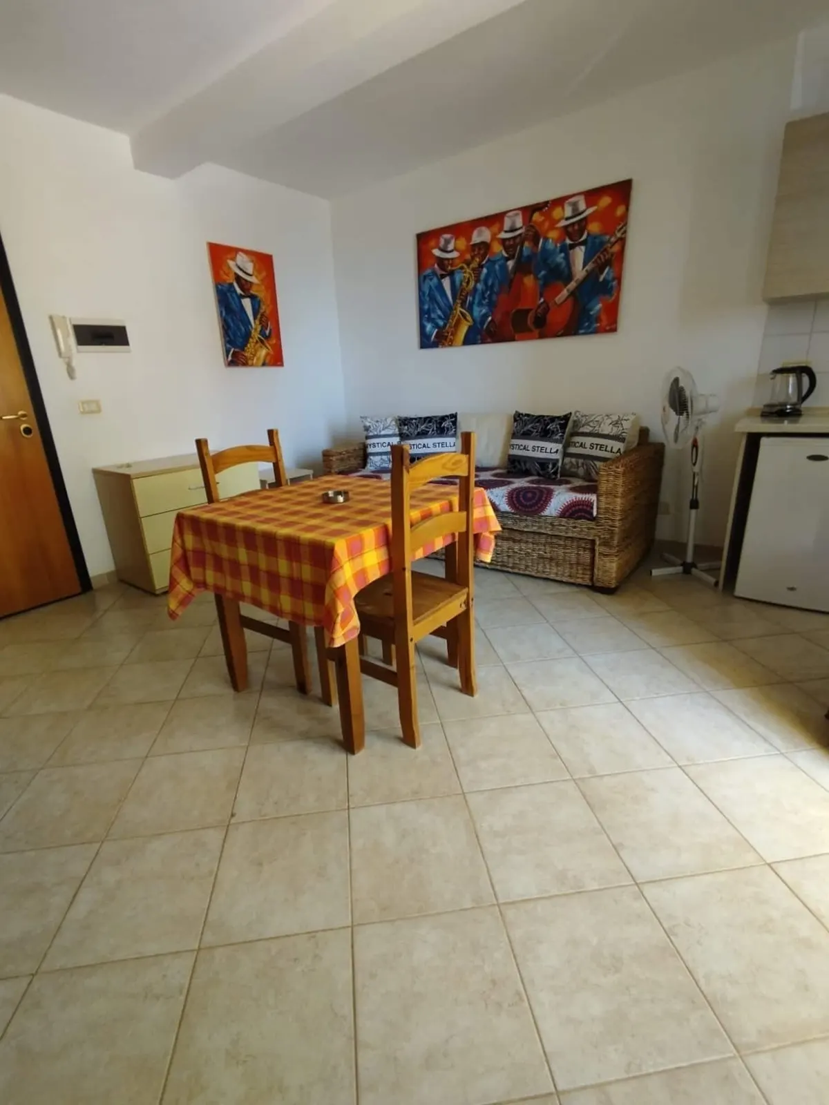 Holiday Properties Sea View Apartment — Dining area
